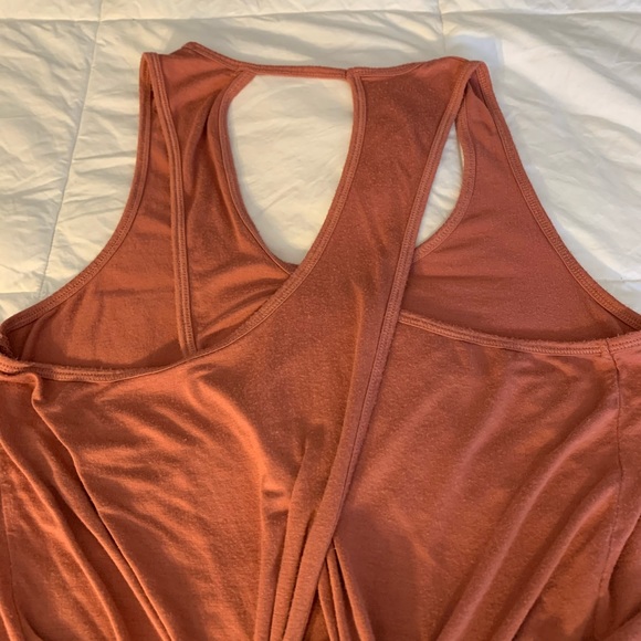 Cross Cross Knotted Back Tank Top - Picture 3 of 4